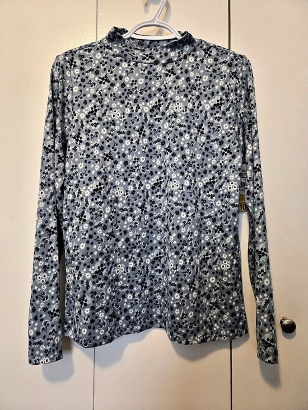 ZEQI Floral Long Sleeve Top in Blue & White Size Medium NWT